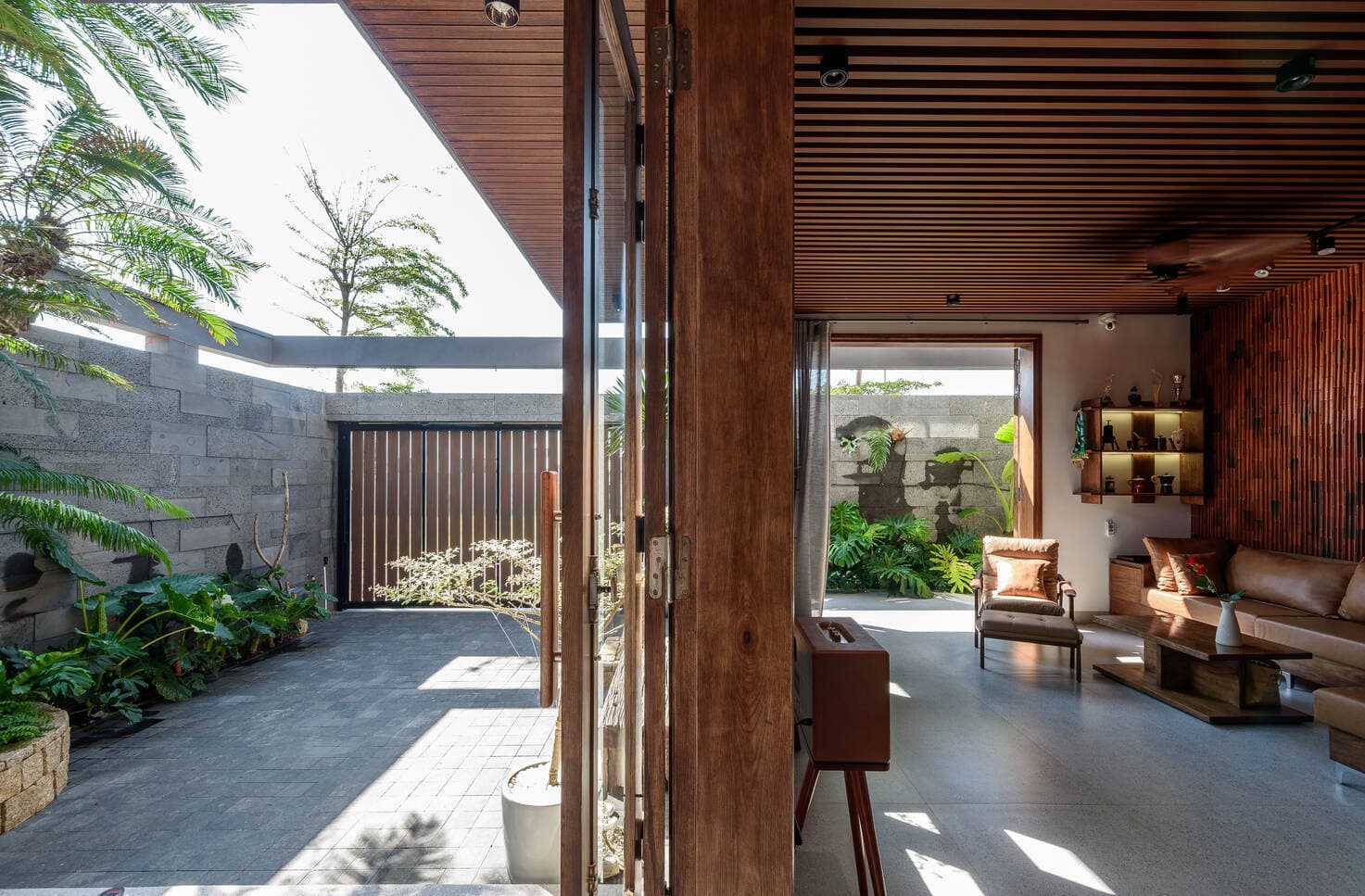 Đan House ngôi nhà hai tầng ấm áp nhờ ánh sáng khoảng thở và chất liệu mộc tại Phú Yên