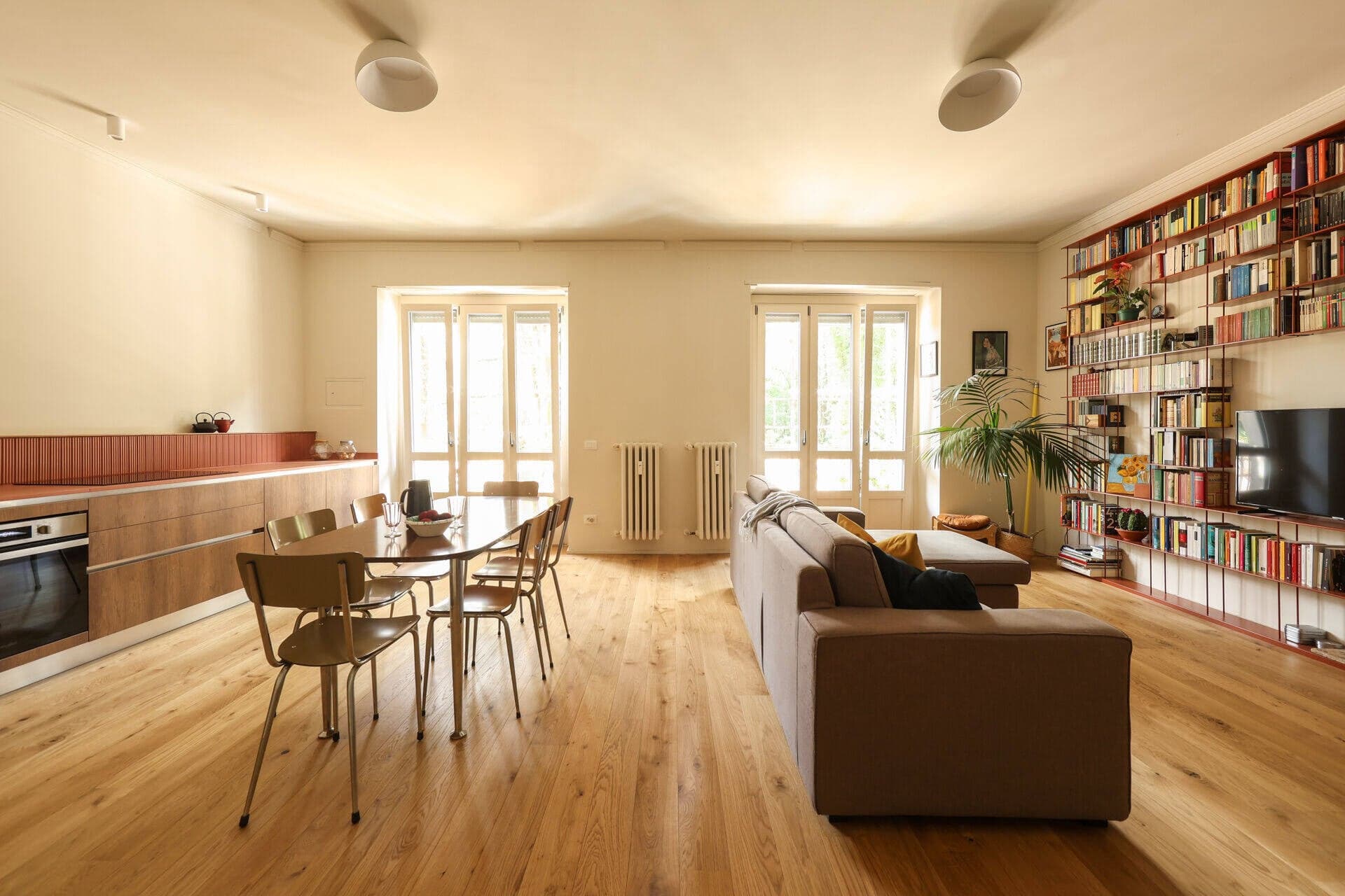 Căn hộ 80m2 cải tạo từ nhà cũ thập niên 1960 với không gian mở tràn ngập ánh sáng