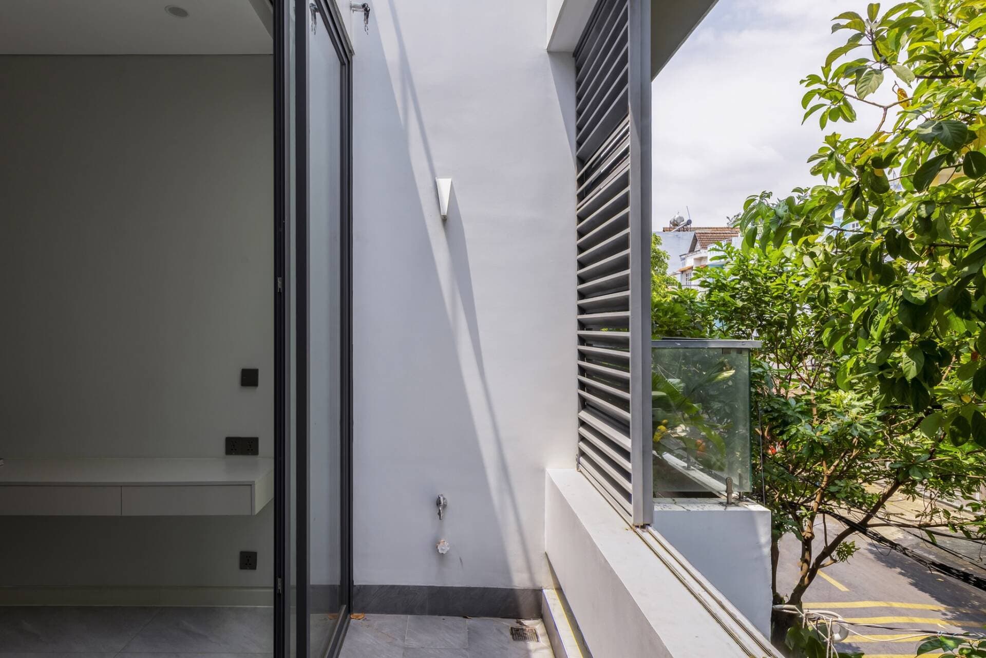 Yên House nhà phố 4x18m ở TP.HCM xử lý nắng Tây Bắc bằng hệ lam 45 độ