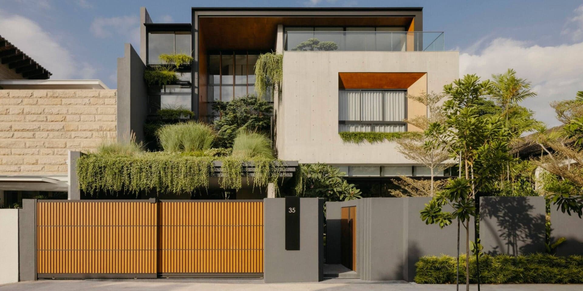 Nhà 3 tầng Evergreen House tựa như một khu vườn nhiều lớp ẩn sau mặt tiền bê tông