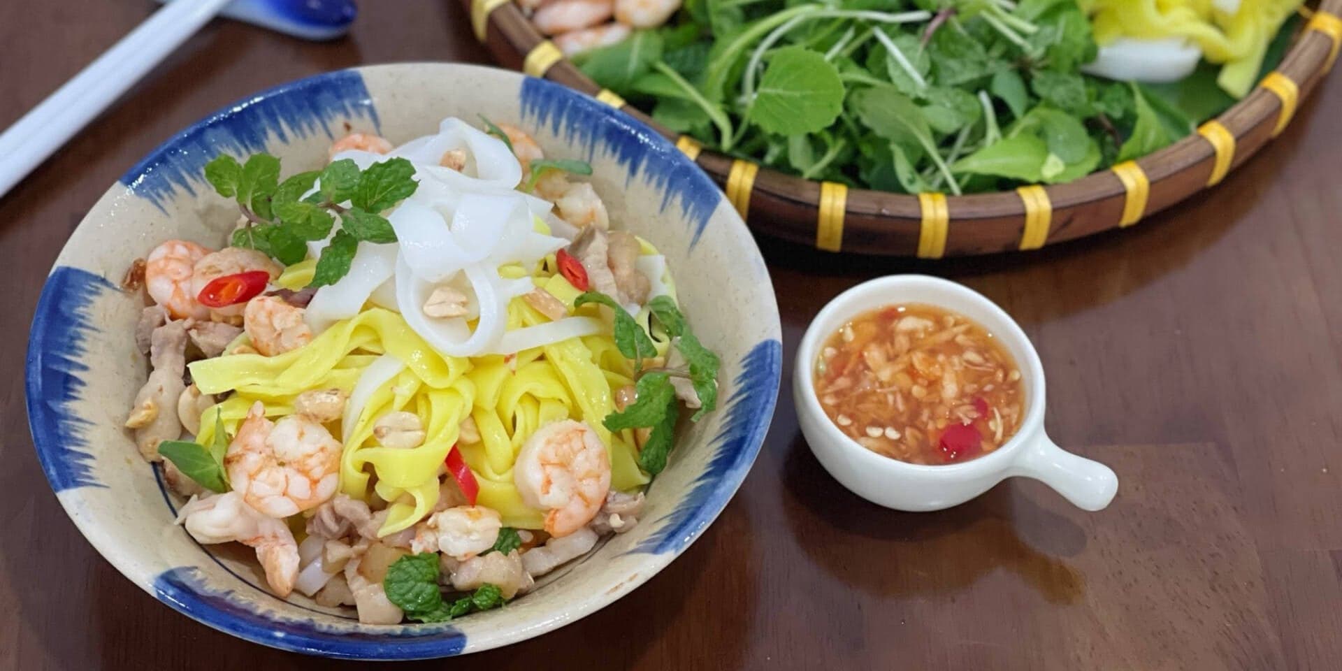 Cách làm mì Quảng trộn tôm thịt chuẩn vị, thơm dầu hành, ăn hoài không ngán