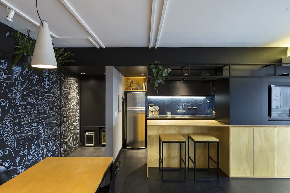 RE Apartment -  Căn hộ mang vẻ đẹp hiện đại từ sắc đen cuốn hút