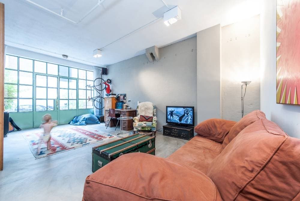 Garage để xe cũ đã biến thành không gian sống phong cách công nghiệp cho gia đình trẻ