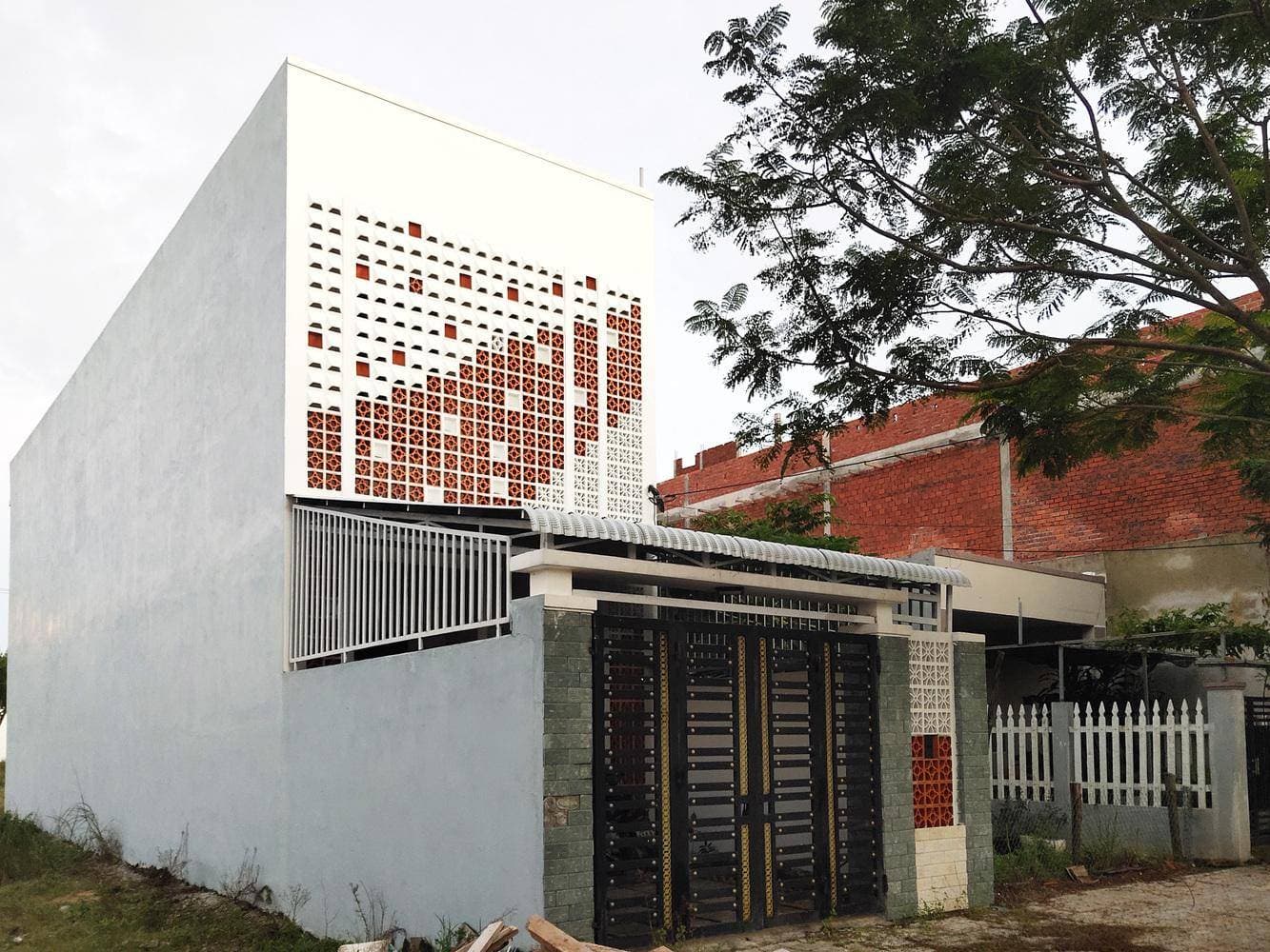 Filtered Wall House: Nhà ống khắc phục được nhược điểm hướng Tây nhờ gạch hoa gió ở Đà Nẵng