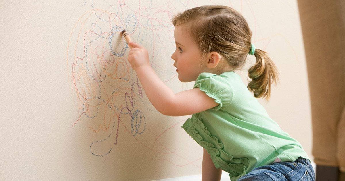 5 phút đánh bay mọi vết vẽ bậy trên tường của em bé nghịch ngợm