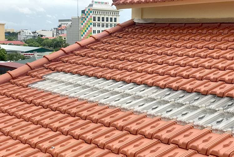 Nên dùng ngói đất nung hay ngói lấy sáng cho nhà phố?