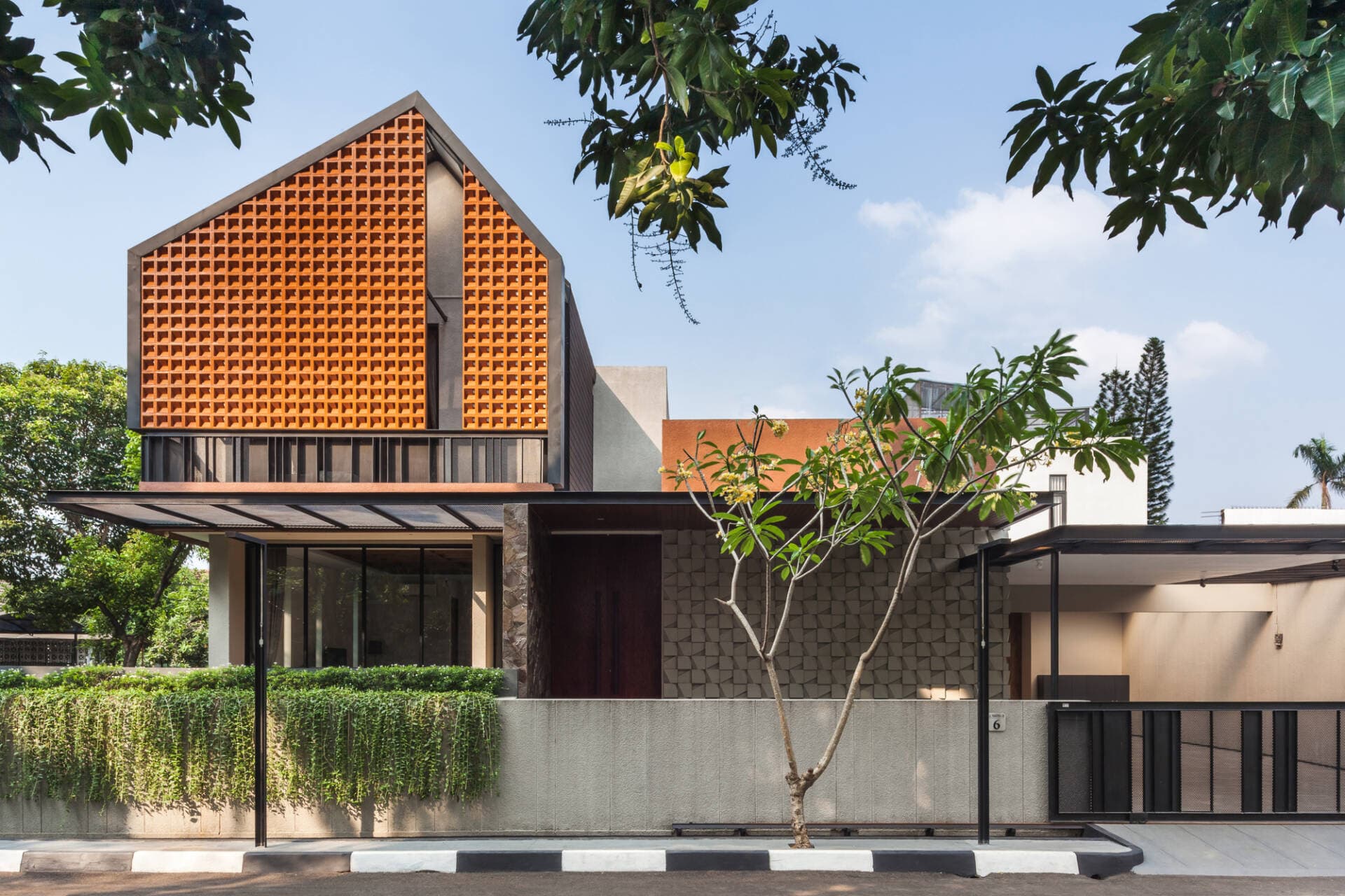 Căn nhà được thiết kế 3 khối thông thoáng, nổi bật nhất là khoảng sân trong mang lại năng lượng cho cả gia đình