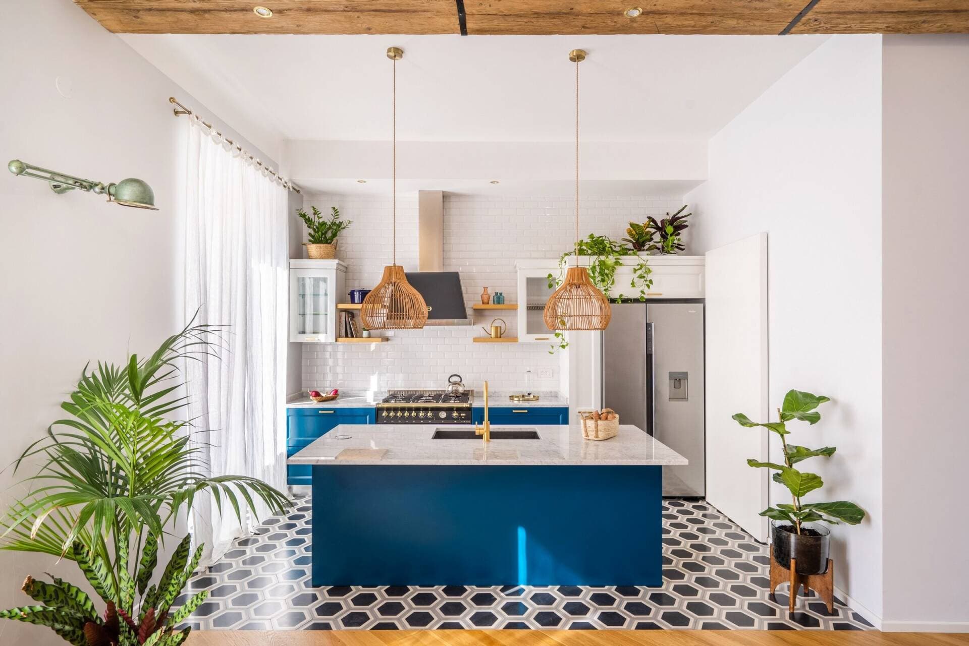 Cặp vợ chồng trẻ cải tạo lại căn hộ cũ 80m2 thành tổ ấm rộng thoáng và đầy màu sắc