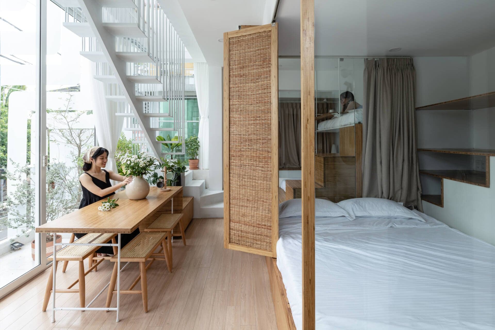 Ngôi nhà đẹp mong manh tựa như làm bằng giấy, được phóng to giữa lòng phố Huế