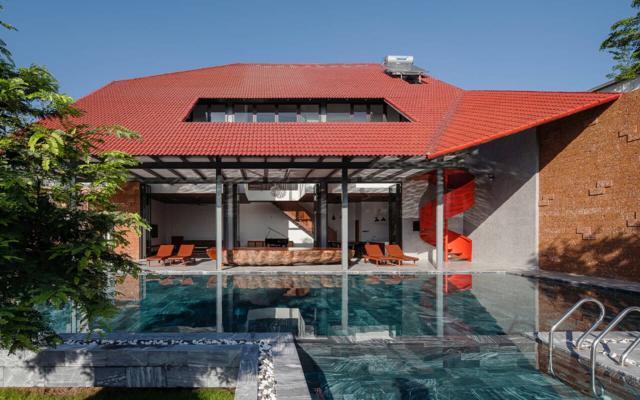 Căn nhà nghỉ dưỡng “độc - lạ” nằm trong khuôn viên rộng đến 7,000m2 của gia chủ Sài Gòn