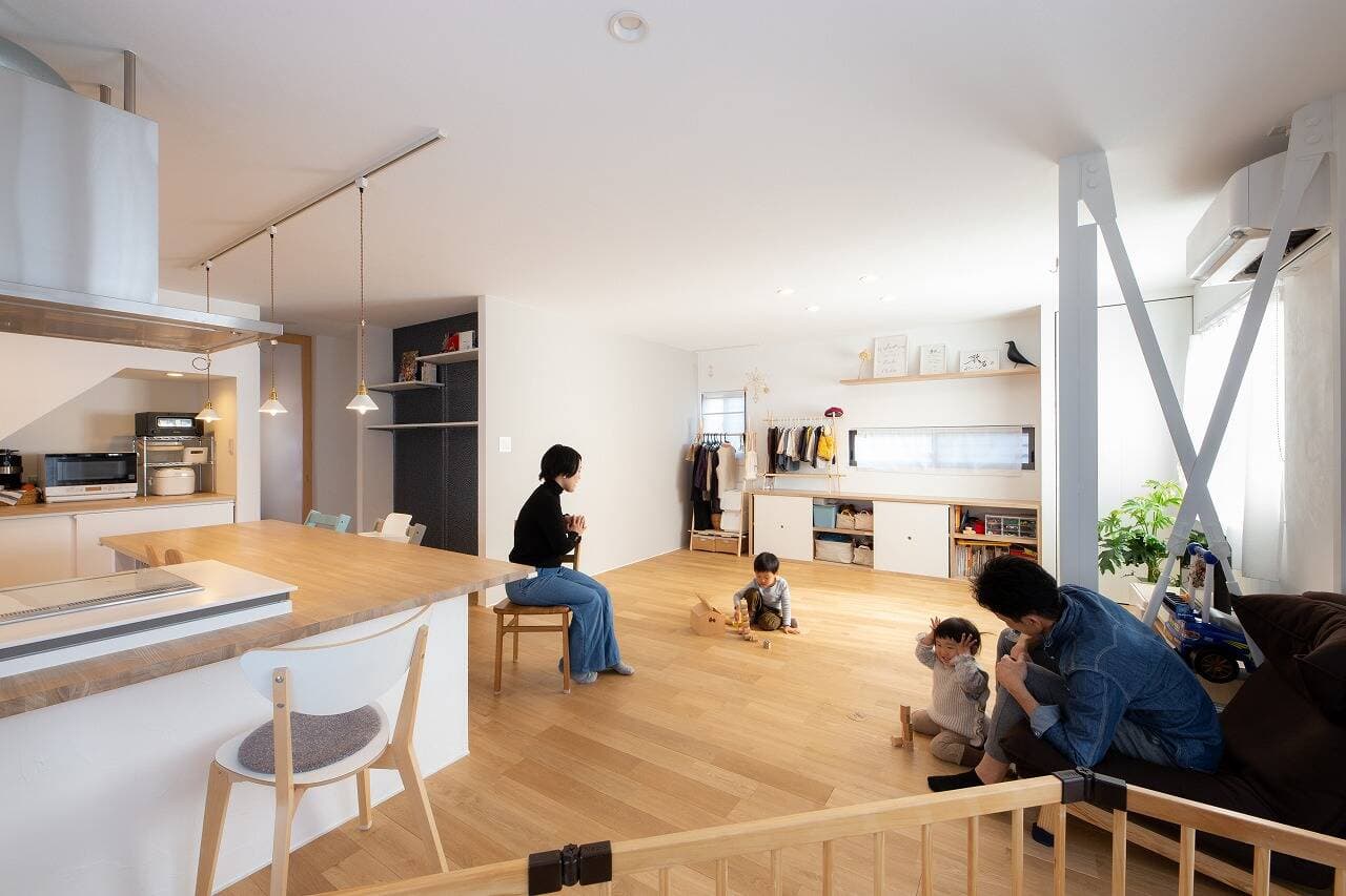 Tổ ấm êm đềm của bố mẹ và 2 con nhỏ, thiết kế khéo léo để tận dụng không gian vui chơi cho các con