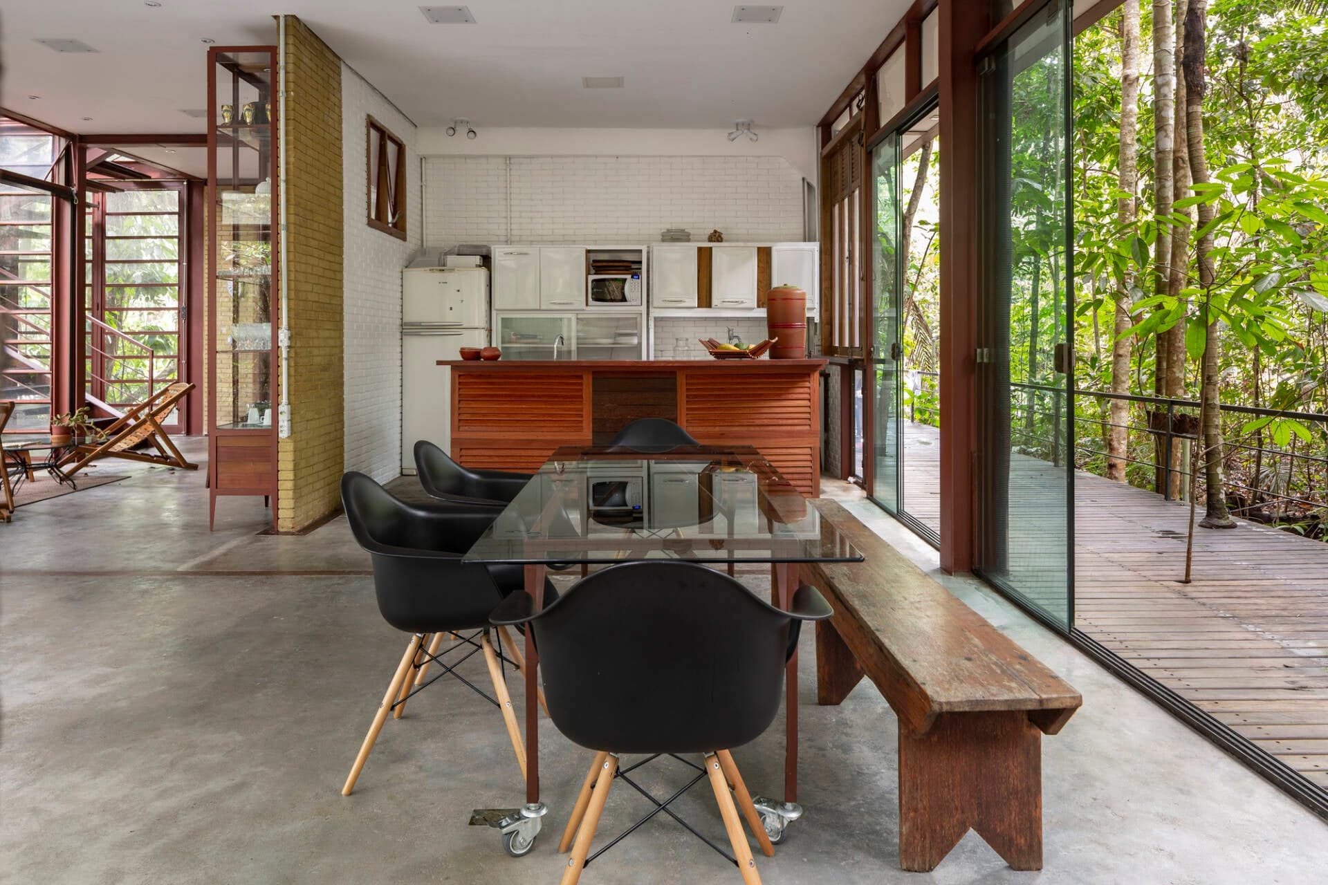 Nằm trên đất dốc, Rainforest House thiết kế và xây dựng khung thép để bảo tồn trọn vẹn tài nguyên rừng