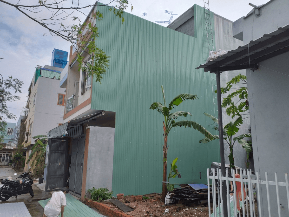 Vợ chồng mâu thuẫn vì lựa chọn giải pháp chống thấm tường: Nên chọn sơn hay tôn?