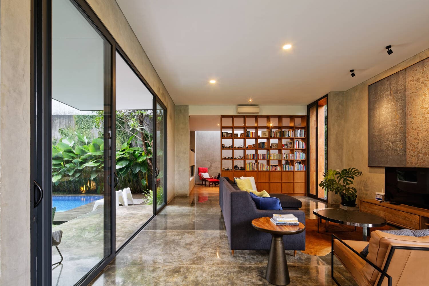 Inside Outside House kết nối trong ngoài thành một, để thiên nhiên trong veo, mát lành trở thành một phần của gia đình