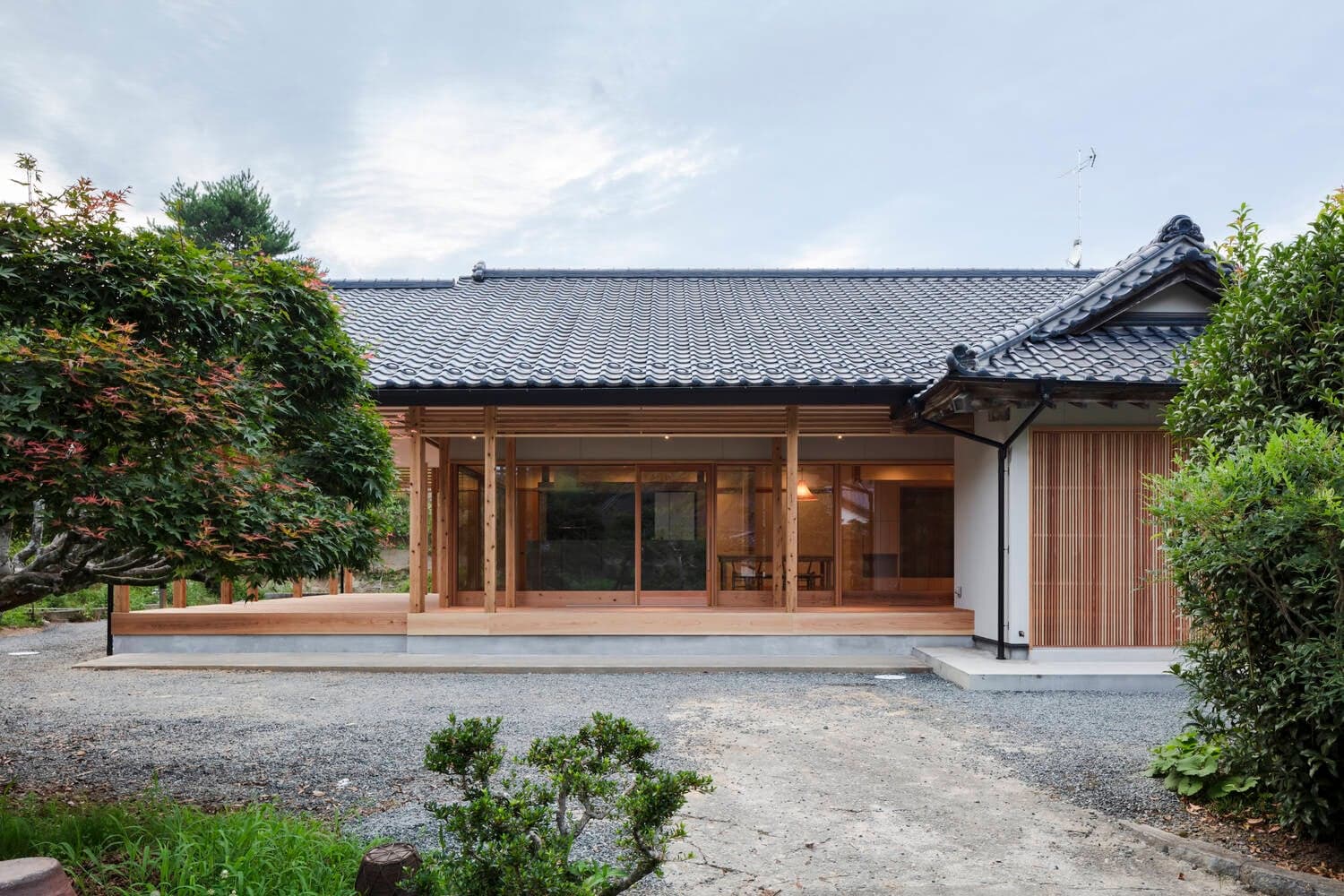 Nhà cấp 4 thiết kế hiên rộng như một căn phòng để  gia chủ 70 tuổi giao lưu với hàng xóm