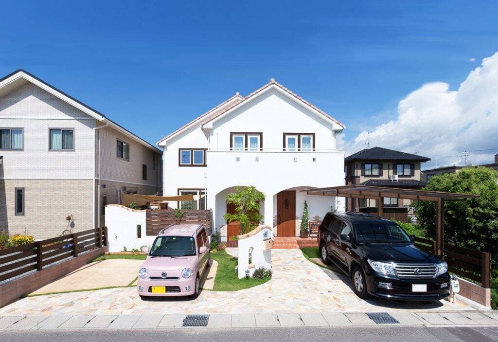 Nhà 2 tầng tối giản của gia đình trẻ, có sân để xe đậu 2 ô tô thoải mái và khu vườn rộng rãi khiến hàng xóm phải ghen tị