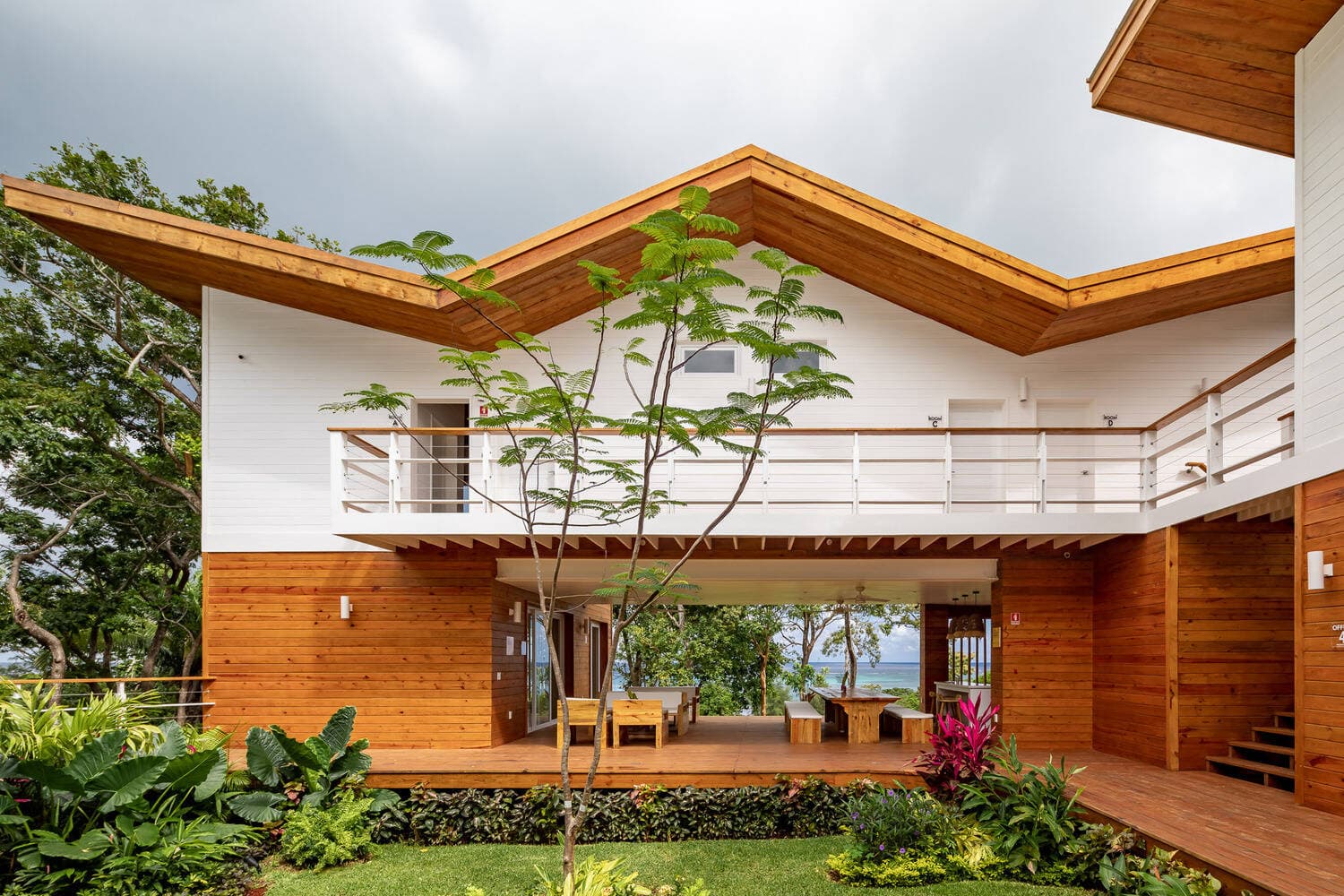 Đất rộng 626m2, KTS thiết kế nhà thành 3 khối và 1 sân trong cỡ lớn để gia chủ được nghỉ dưỡng mỗi ngày