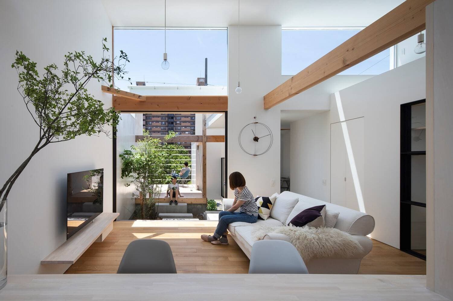 Gia đình Nhật Bản hạnh phúc khi xây nhà thành công, xoá bỏ định kiến nhà tiền chế là nhà tạm bợ