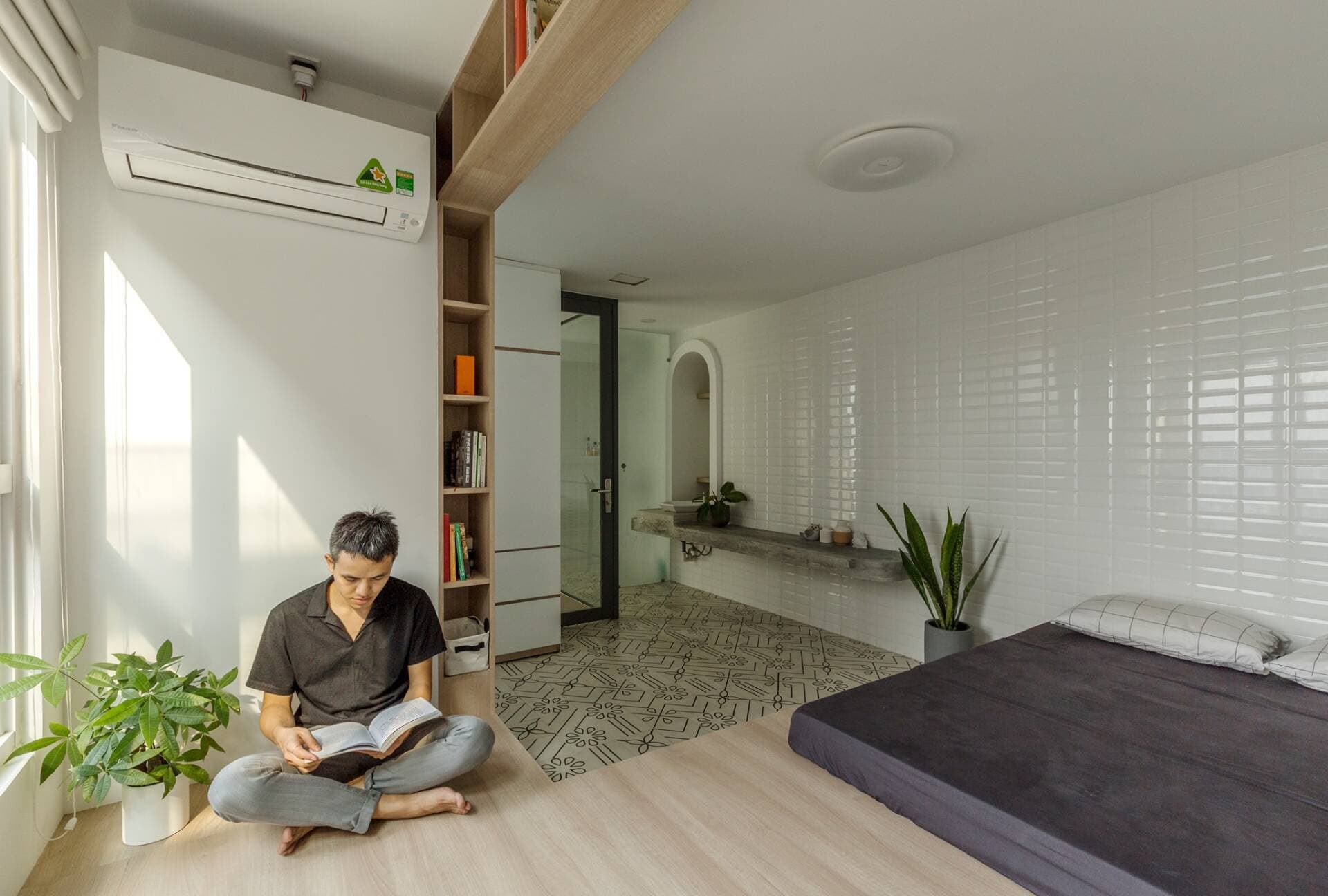 Căn hộ Duplex 90m2 cải tạo nội thất tối giản, có cách bố trí công năng ấn tượng 