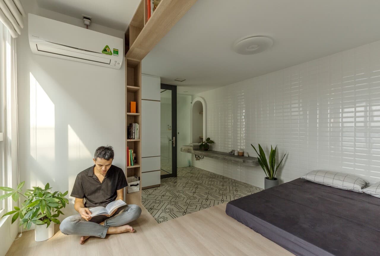 Căn hộ Duplex 90m2 cải tạo nội thất tối giản, có cách bố trí công năng ấn tượng 