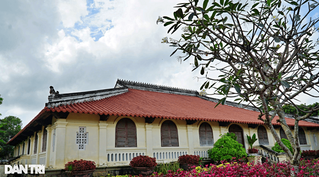 Biệt phủ ở Bến Tre rộng gần 1ha, thiết kế tinh xảo như cung điện vua chúa, mất 14 năm để hoàn thiện