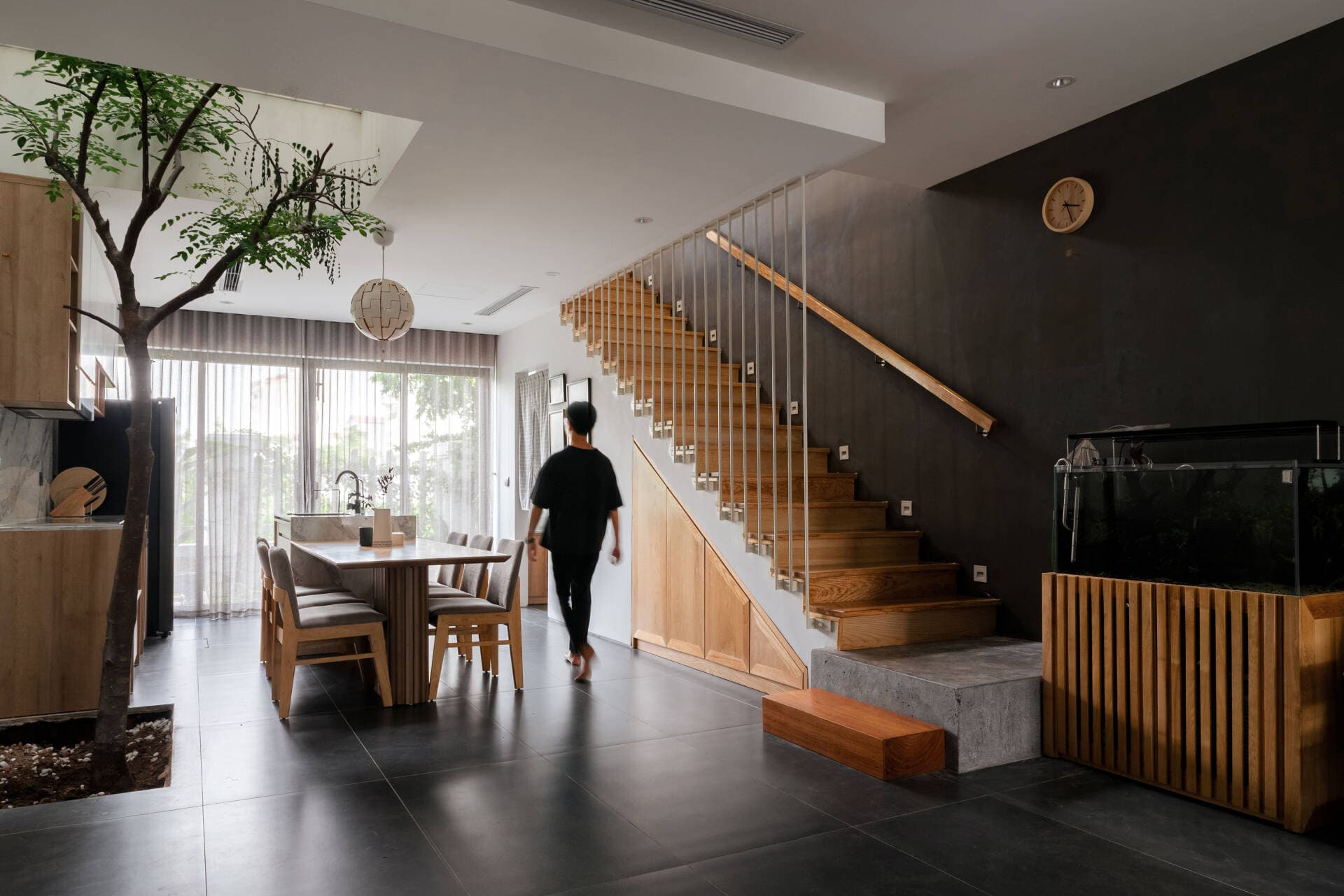 T House đổi vị trí cầu thang để giải quyết tất cả nhược điểm của nhà 4 tầng