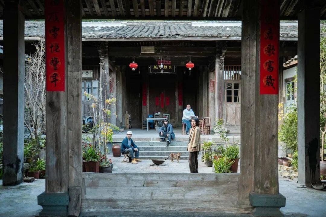 8 người bạn rủ nhau lên núi sống: Cuộc sống tự do tự tại, gần như không cần dùng đến tiền