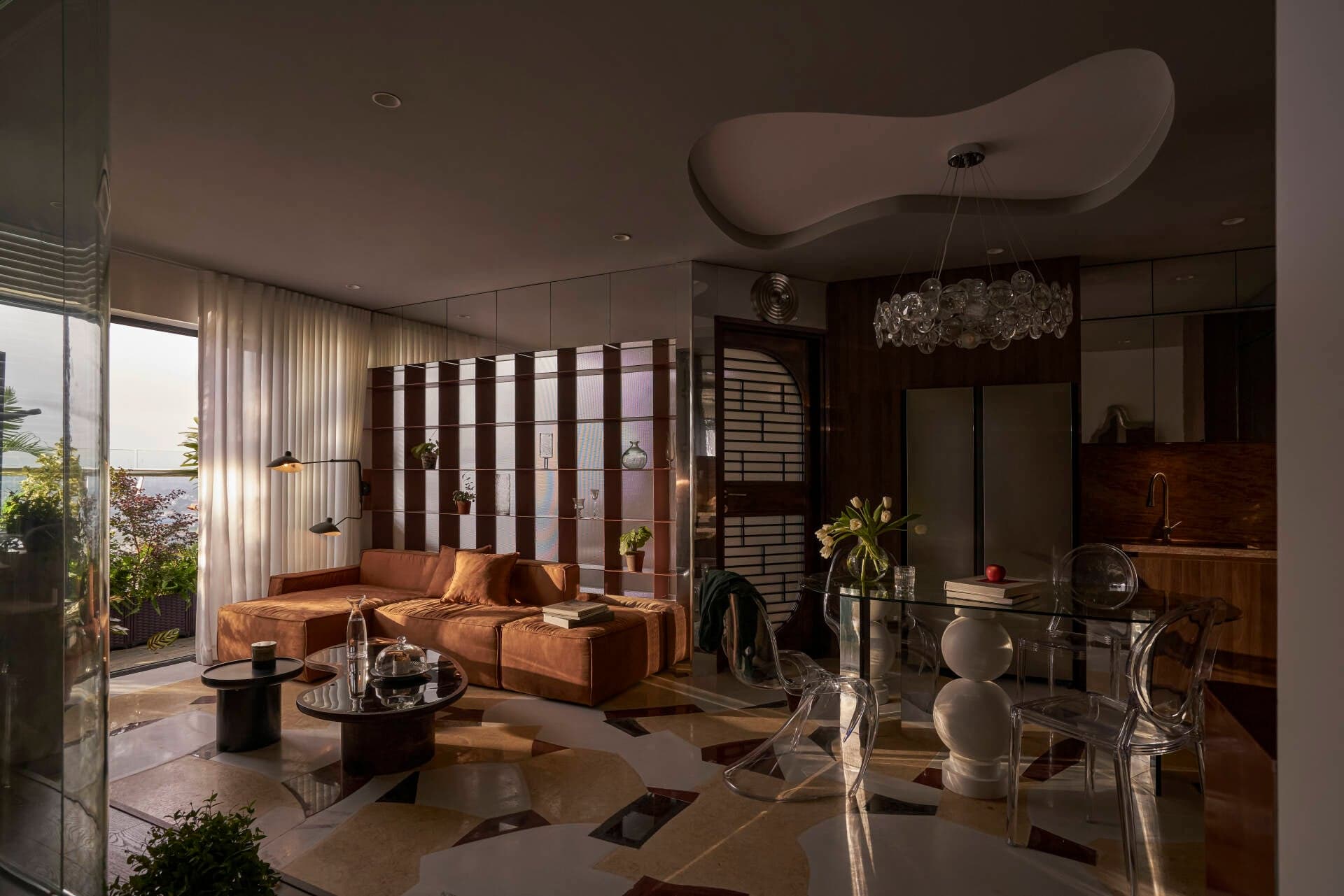 Căn hộ 60m2 áp dụng giải pháp vách kính để thu hẹp khoảng cách giữa các không gian