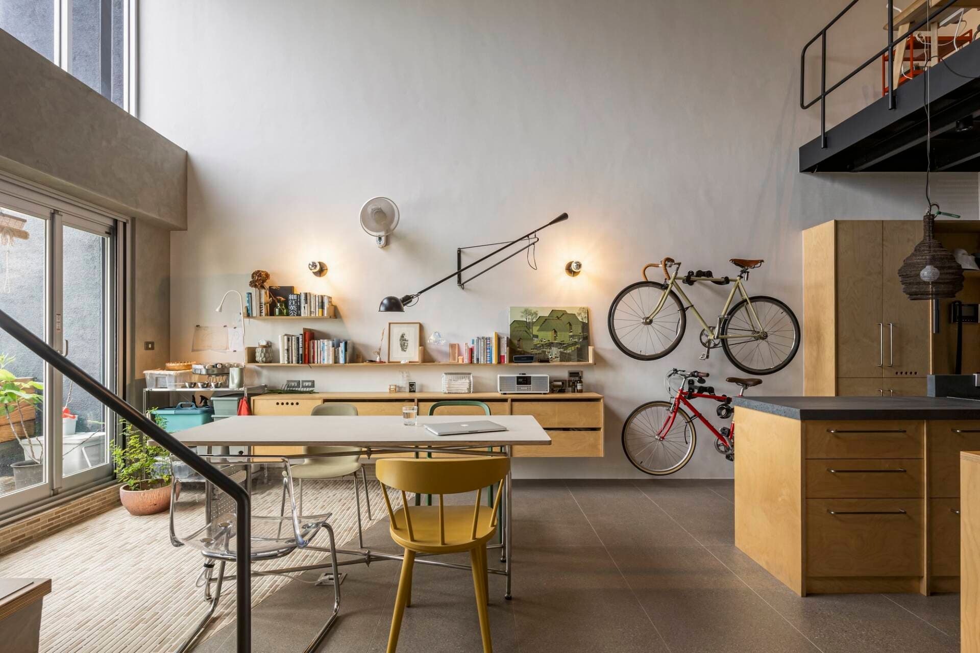 Căn hộ duplex “hy sinh” nửa diện tích nhà để làm thông tầng
