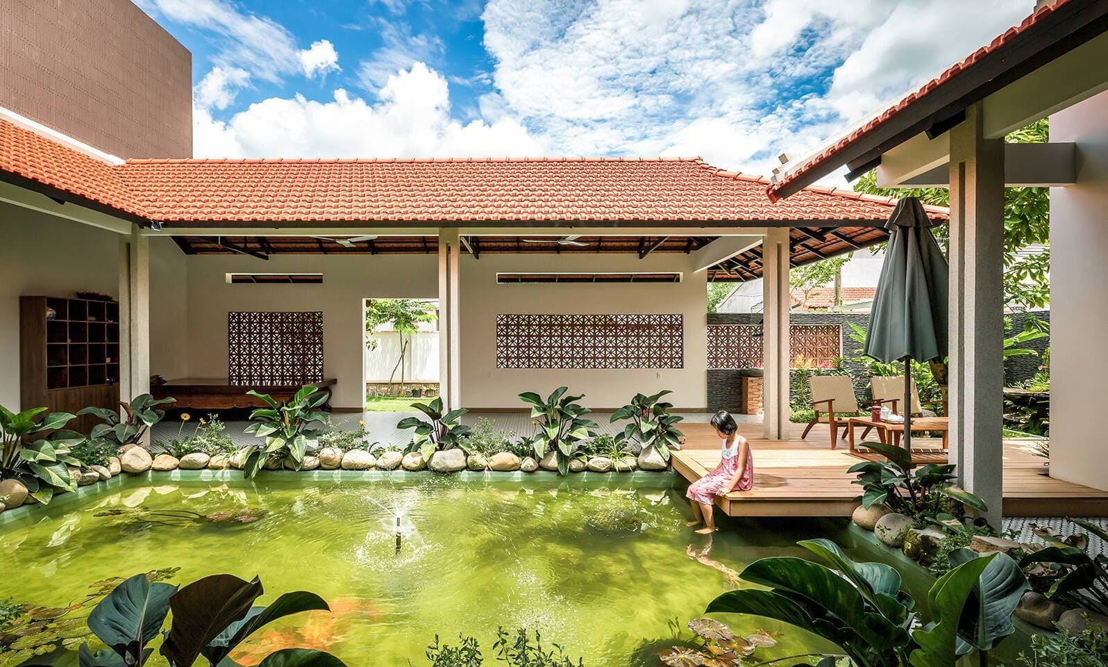 5 mẫu thiết kế nhà phố có sân vườn, hồ cá để gia chủ thỏa mãn thú vui điền viên