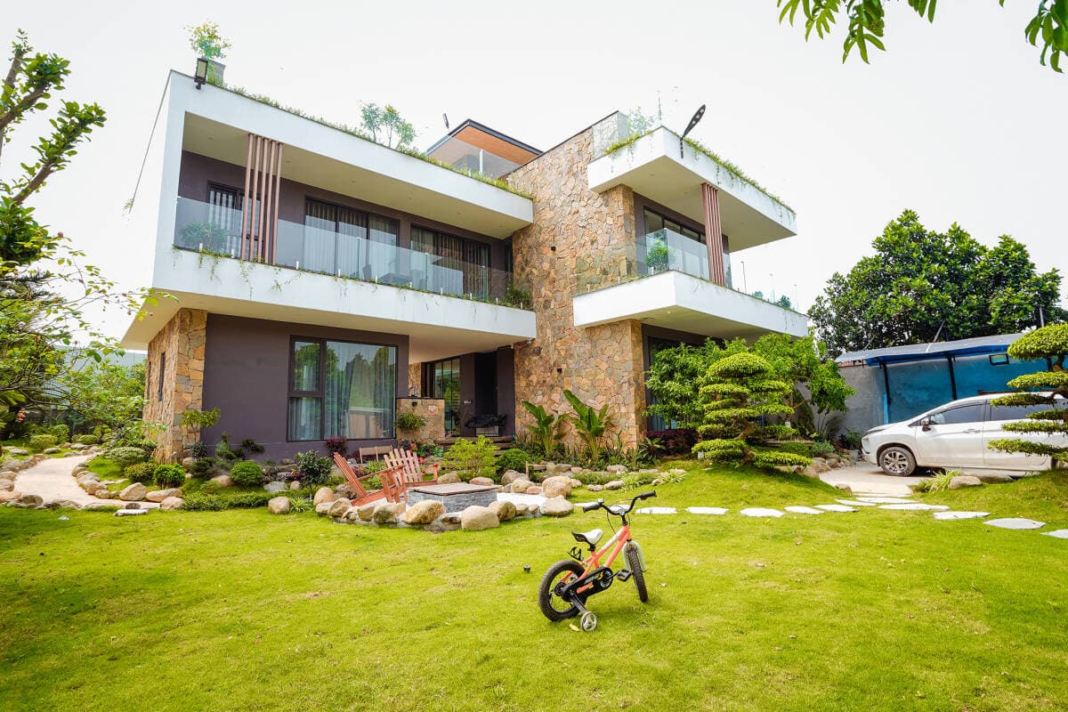 Chỉ xây dựng 14% diện tích đất, gia chủ tại Sơn Tây dành 1700m2 còn lại cho sân vườn và bể bơi