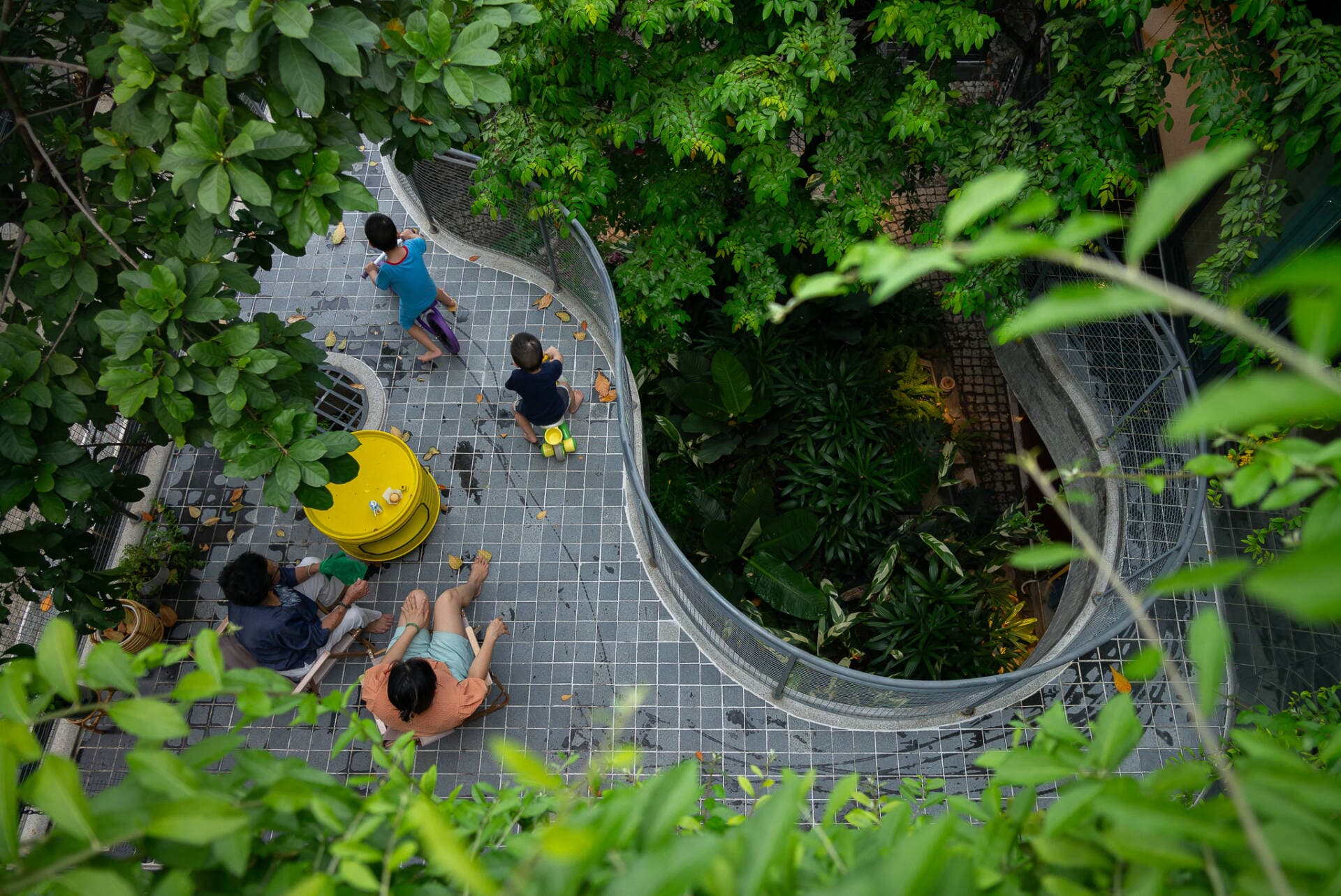 Thủ Đức House: Ngôi nhà như một công viên xanh nằm giữa các ngôi mộ