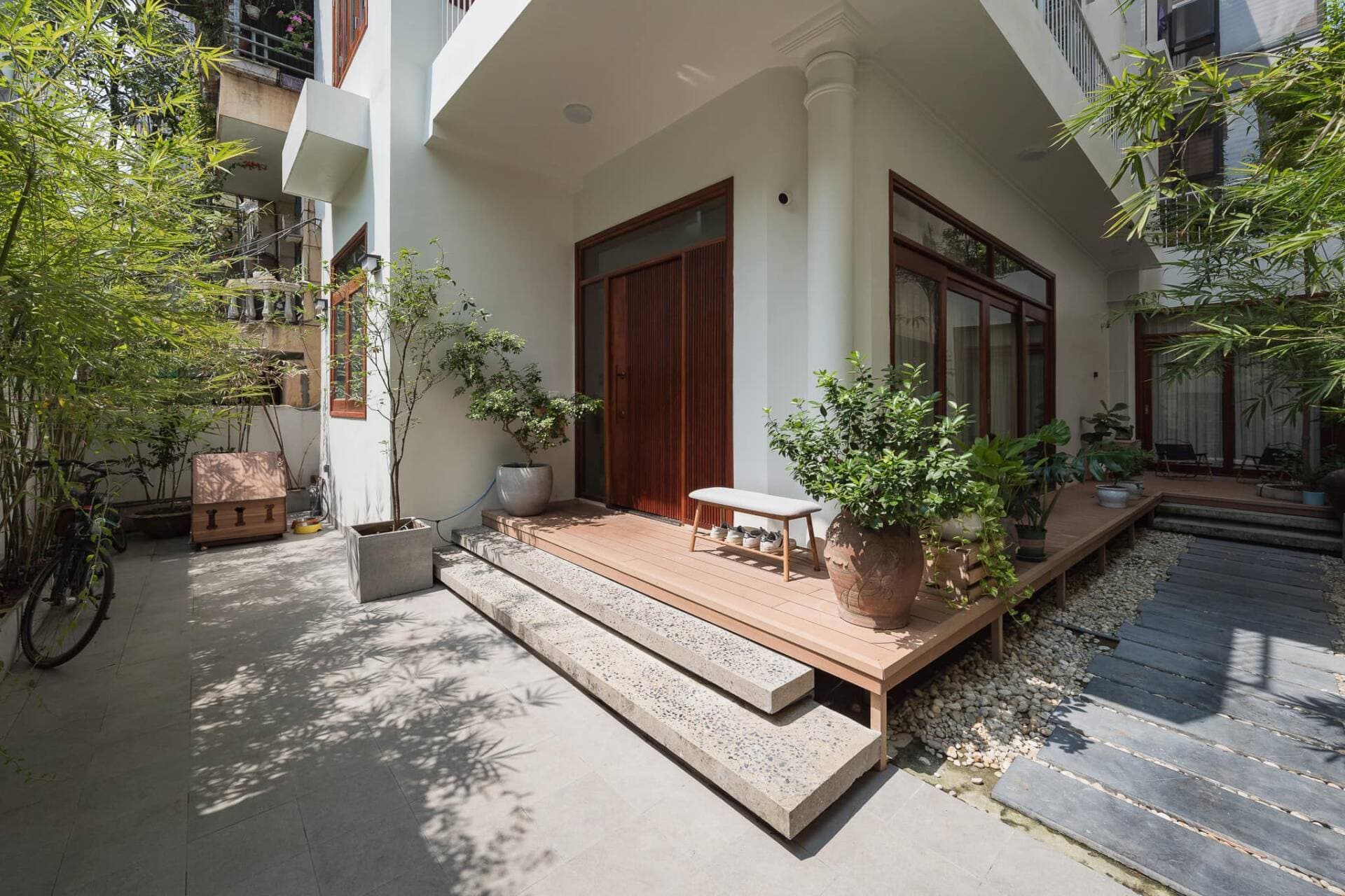 Ngôi nhà 4 tầng trong ngõ Hà Nội được cải tạo cho gia đình 4 thế hệ