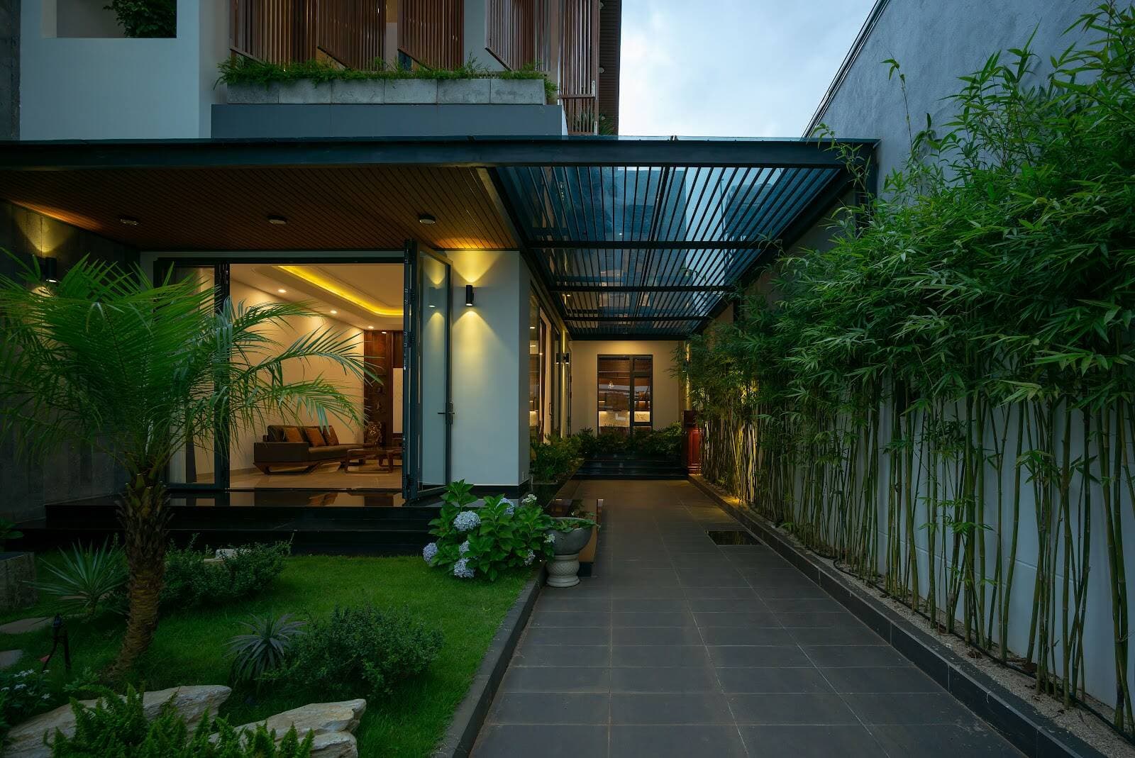 Gợi ý thiết kế sân vườn bên hông nhà đẹp và chuẩn phong thủy