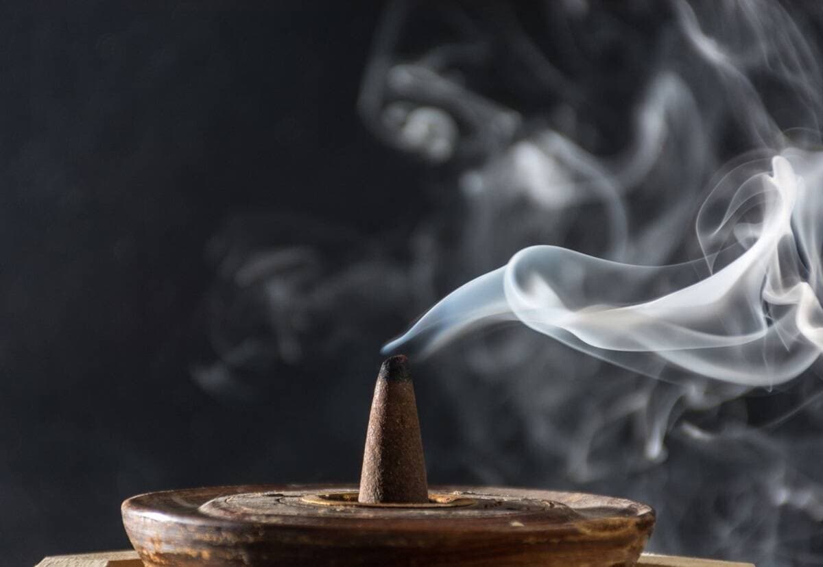 Có nên đốt trầm hương trên bàn thờ không? Khi nào nên đốt thì tốt nhất?