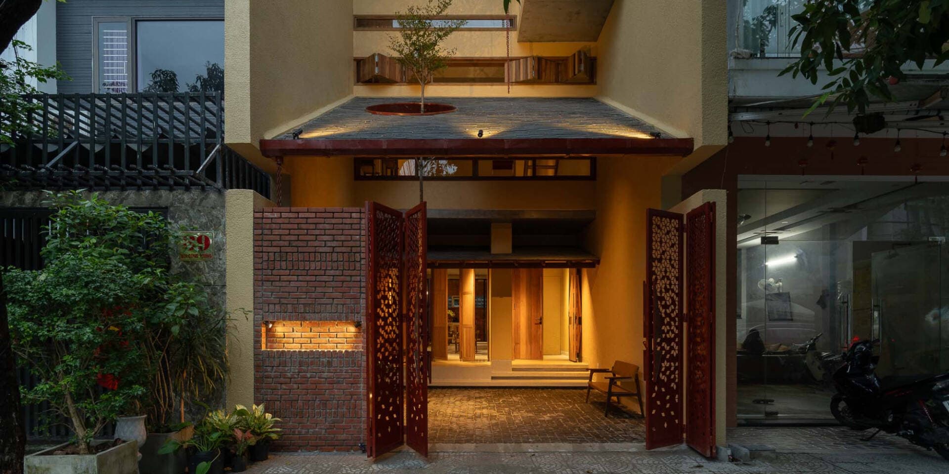 Nhà phố 4 tầng 100m2 tại Đà Nẵng mang phong cách truyền thống Việt Nam giữa nhịp sống hiện đại