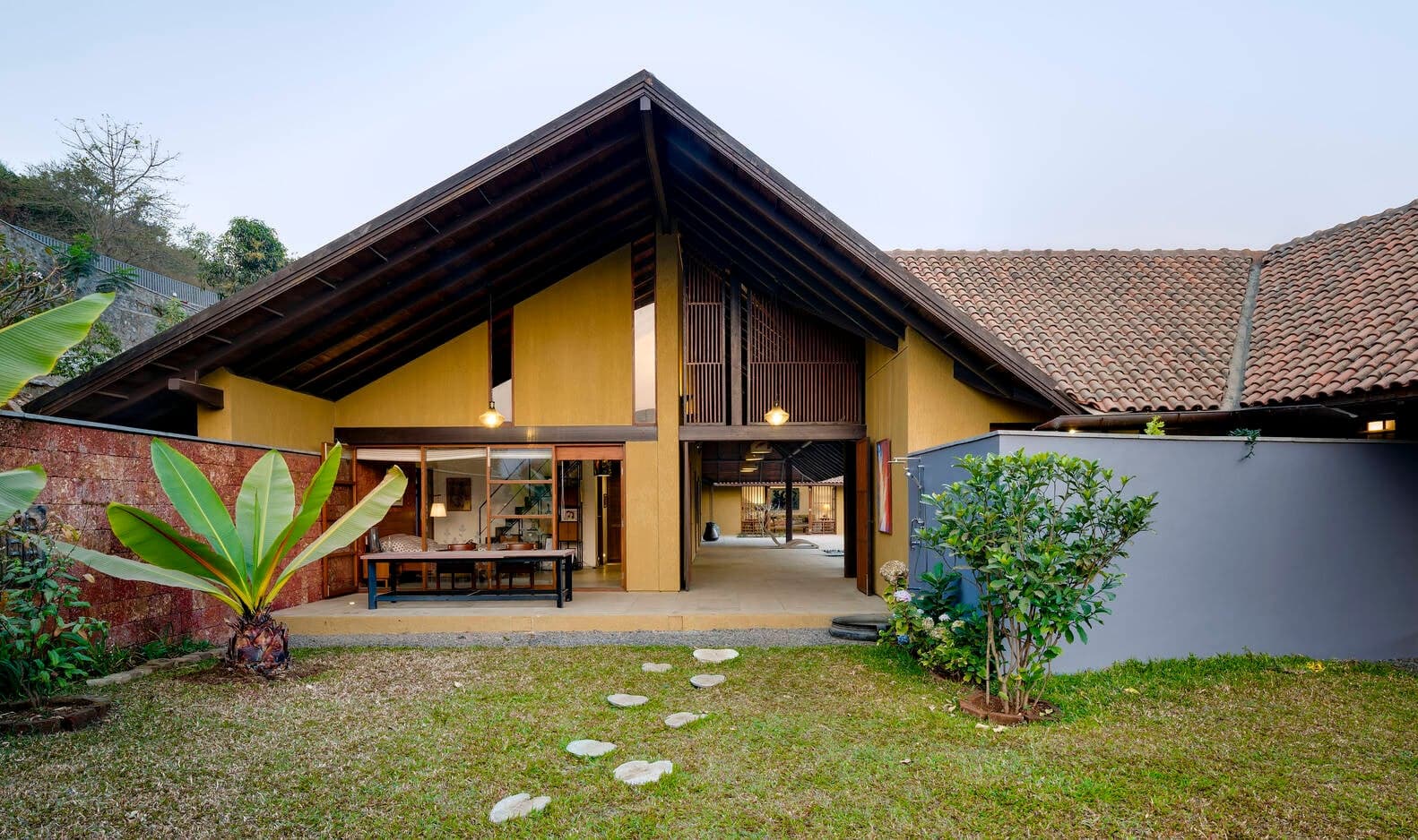 Ngôi nhà nghỉ dưỡng rộng 1000m² trên sườn dốc, tự cấp nước và điện nhờ thiết kế thông minh