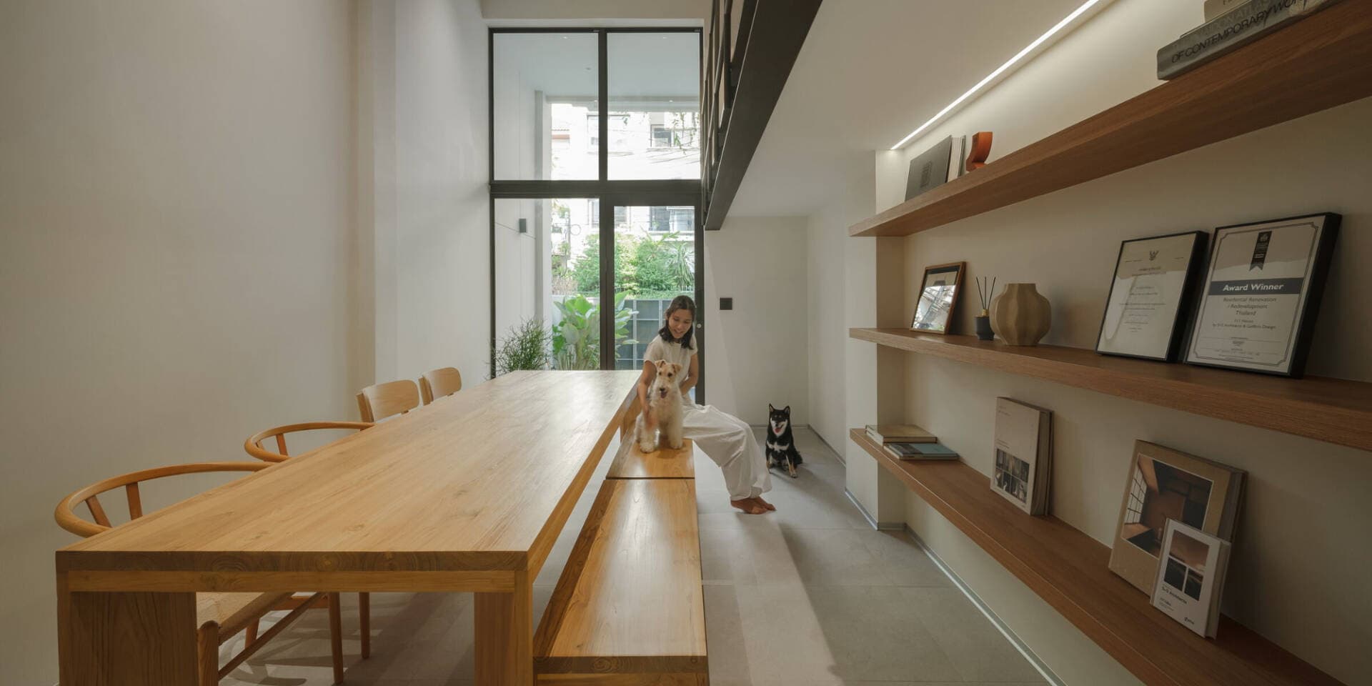 Nhà phố mặt tiền 3,3m tại Bangkok thoáng sáng nhờ bỏ sàn lửng và thêm thông tầng