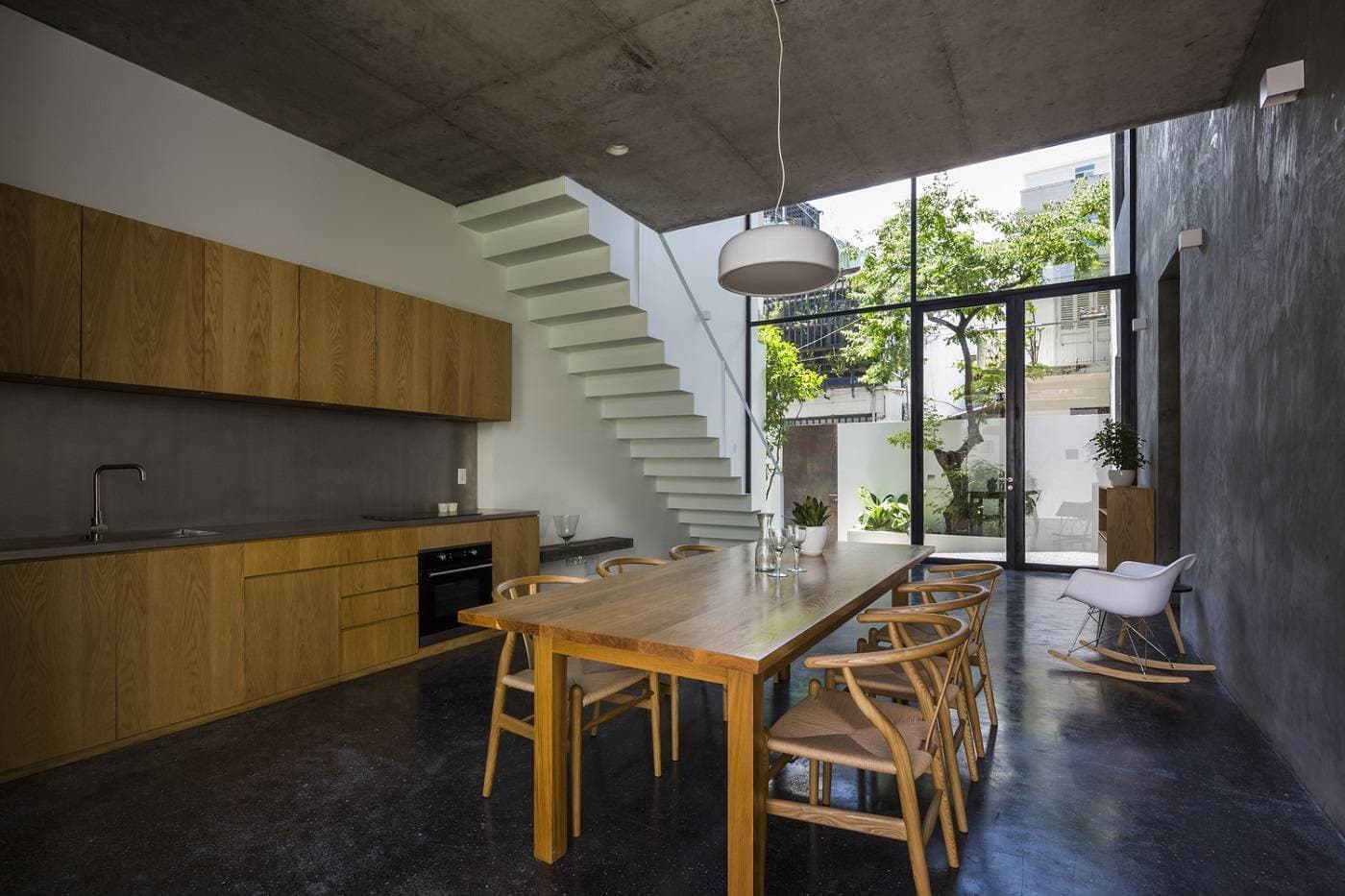 Nga House ngôi nhà Sài Gòn bị vây tứ phía vẫn sáng thoáng nhờ thiết kế 7 cạnh