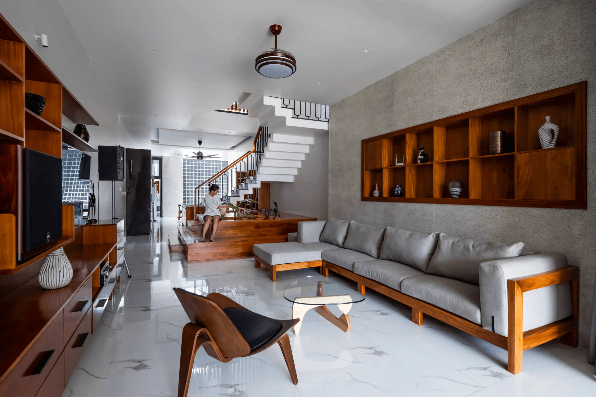 Huệ House nhà ống 5x30m ở Bảo Lộc sáng thoáng nhờ 2 khoảng thông tầng