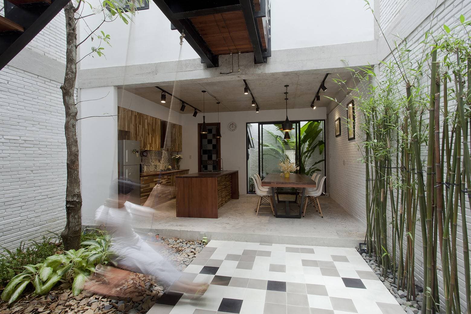 Bí quyết để có không gian sống xanh trong căn nhà ống 82m2 ở ngoại thành Sài Gòn