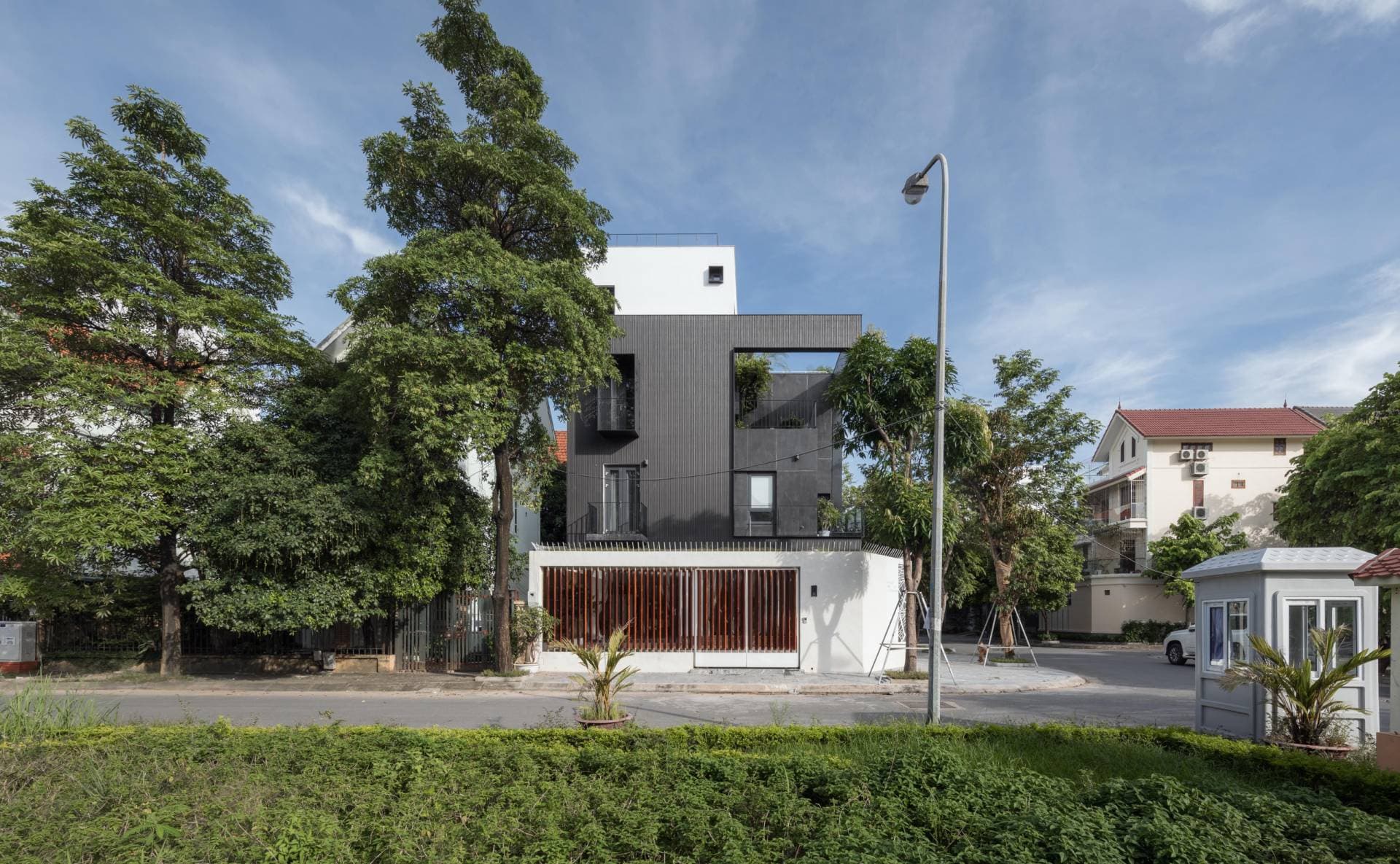 BW House - Cải tạo nhà hướng Tây với hai mặt tiền tại Cầu Giấy