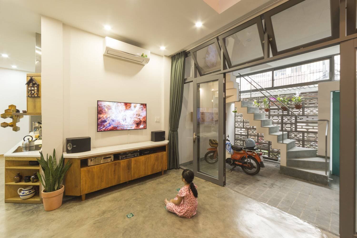 Hòa House: Nhà ở kết hợp cho thuê và có sân vườn ngập nắng.
