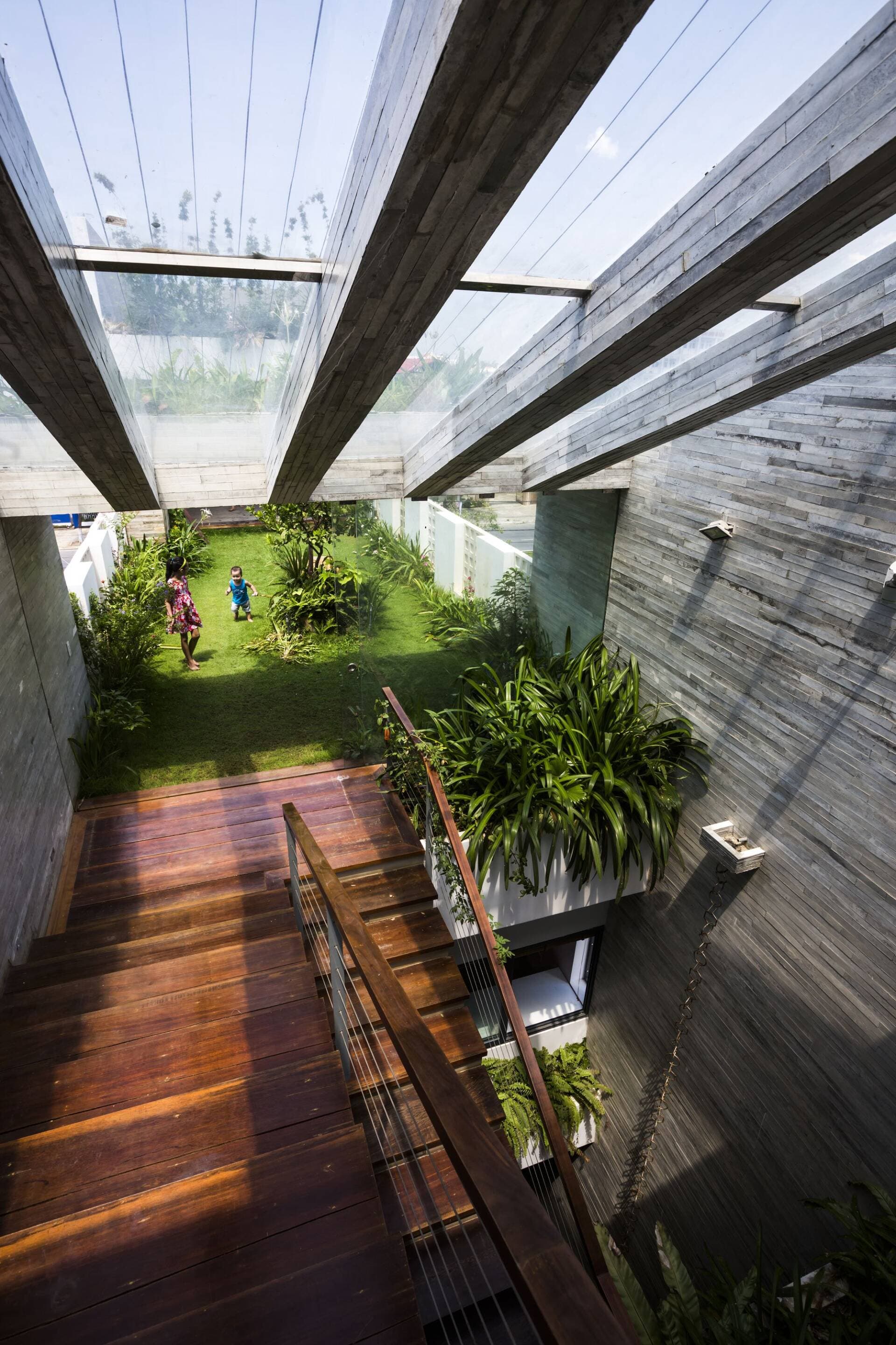 S House - Ngôi có sân vườn trên cao để trẻ con tắm nắng