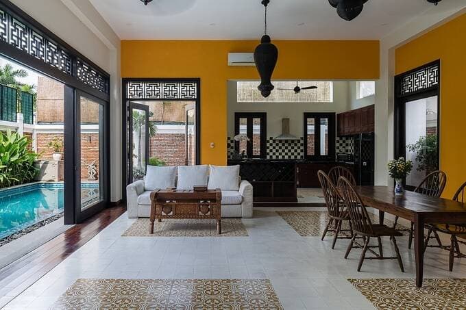 Giữa phố thị náo nhiệt vẫn có ngôi nhà trầm mặc, an nhiên nhờ thiết kế đầy hoài niệm, lưu luyến