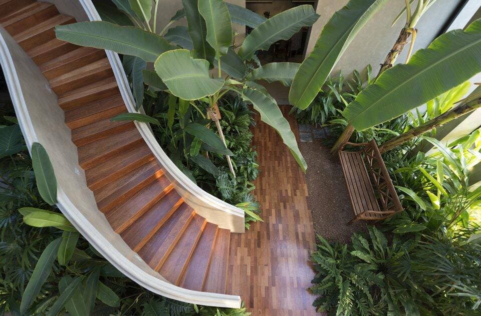 Nucleus House - Nhà nông thôn với khoảng thông tầng bắt mắt trồng được cả vườn chuối cảnh