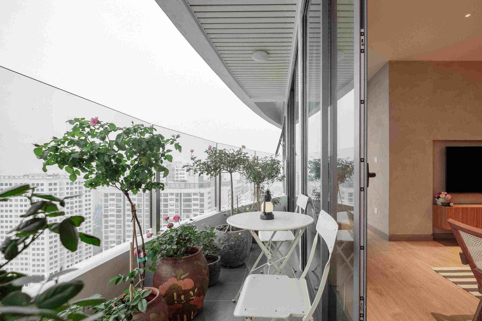 Căn hộ 120m2 cải tạo theo phong cách tối giản, vật liệu chủ đạo là gỗ và mây tre đan