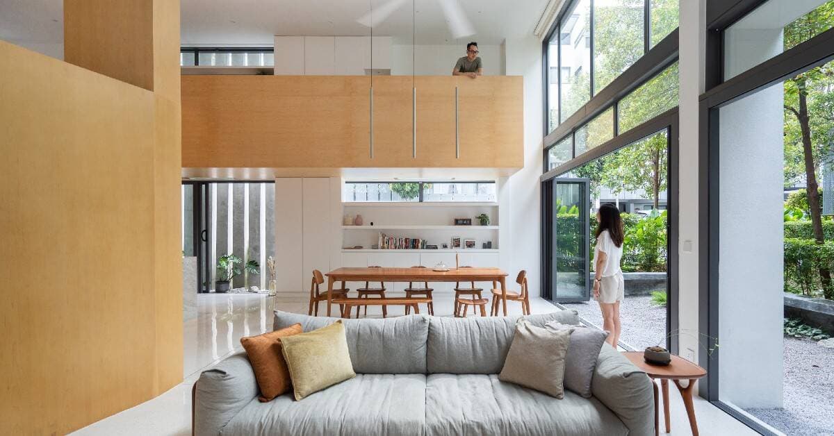 Nhà hai tầng, một lửng, một sân thượng, sở hữu cách lấy sáng mặt sau nhờ cửa kính lớn toàn phần