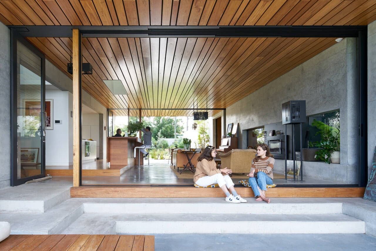 Cải tạo nhà bị cháy thành không gian sống mở với thiên nhiên và gắn kết với con người