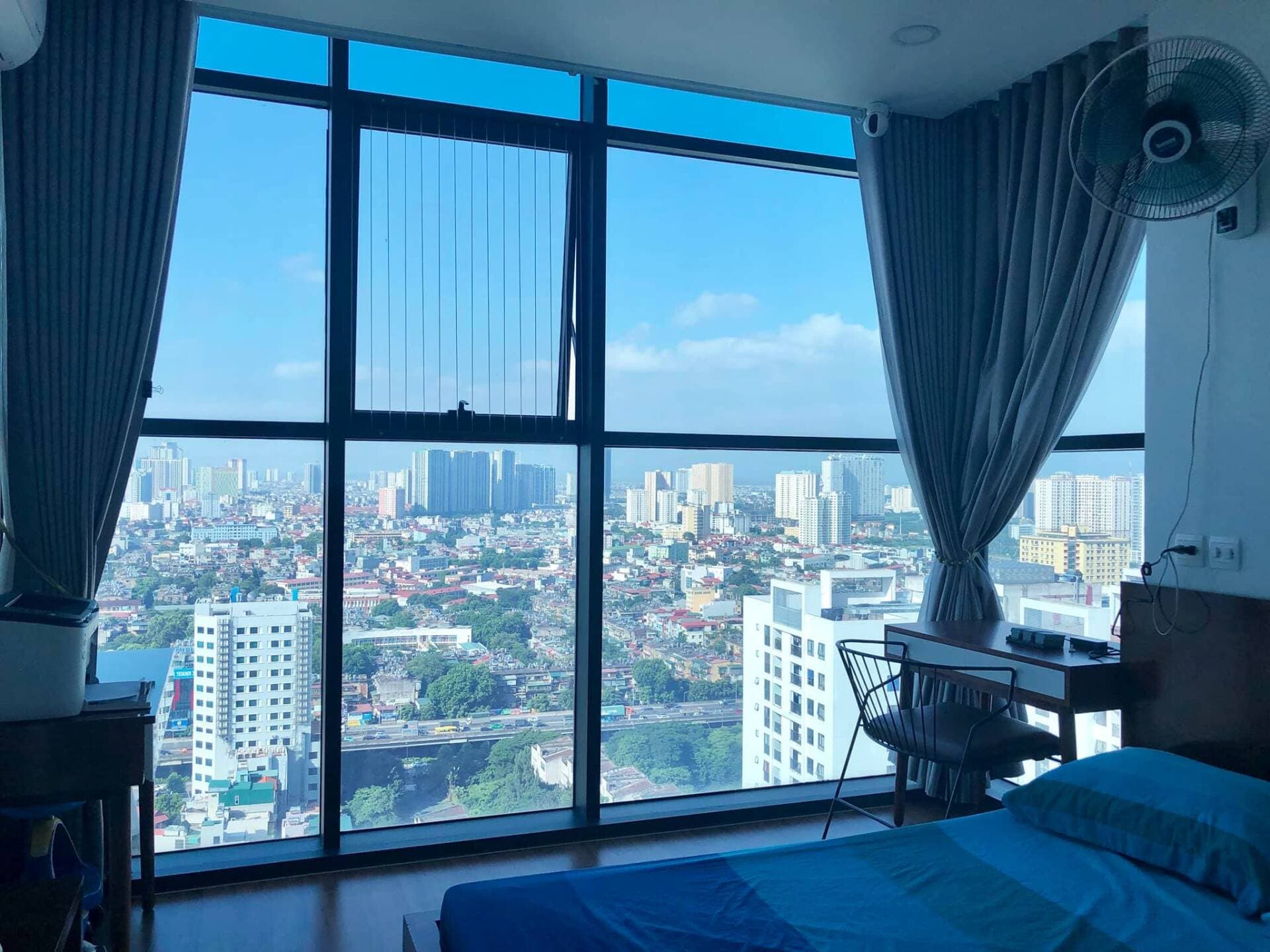 Chị Vũ Thuận chia sẻ cách chống nóng hiệu quả cho căn hộ vách kính hướng Tây sau 2 mùa hè nóng như đổ lửa